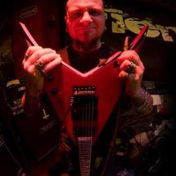 Fiend presentan al nuevo guitarra