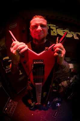 Fiend presentan al nuevo guitarra