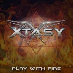 Xtasy videoclip de «Play With Fire»