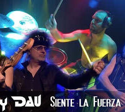 Dinky Dau videoclip de «Siente La Fuerza»