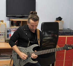 Robert Rodrigo tocando ‘Rock Till Dawn’