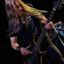 Blackhearth cambian de bajista